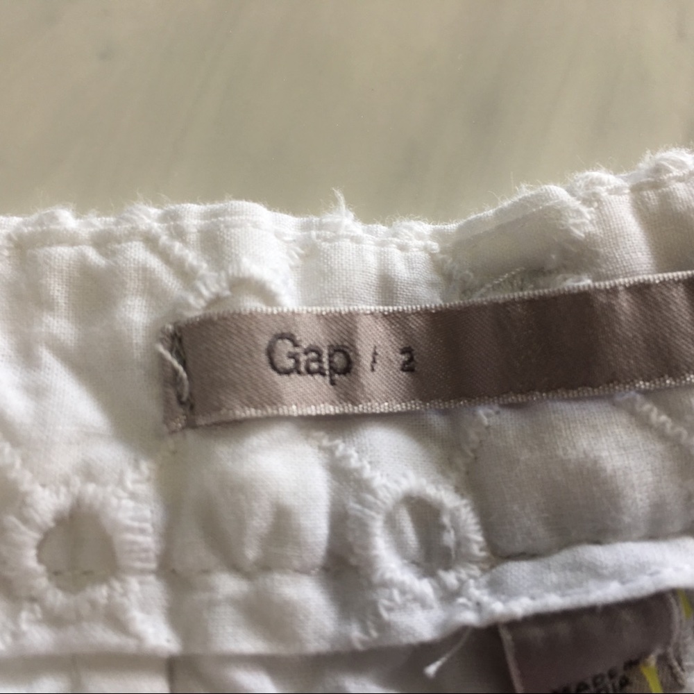 Gap white eyelet shorts size 2 Euc - Picture 4 of 7